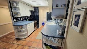 Kuchyň nebo kuchyňský kout v ubytování 516 - Newly Updated Oceanfront 2 Bedroom + 34 fotografií