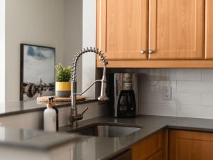 eine Küchenspüle mit Wasserhahn und Arbeitsplatte in der Unterkunft Ski In Out view on Mont-Blanc hills - Le Loup in Saint-Faustin + 36 Fotos