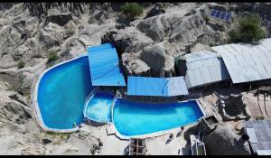 an overhead view of a swimming pool in a mountain at Estadero Los hoyos in Villavieja