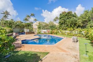 Bazén v ubytování Welcome to Gorgeous Hideout – Your Serene Hawaiian Escape! nebo v jeho okolí