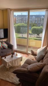 Et opholdsområde på apartamento playa 4 esquinas + 10 billeder