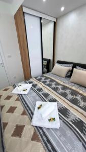 Giường trong phòng chung tại Divcibarski Izvor Apartman 12