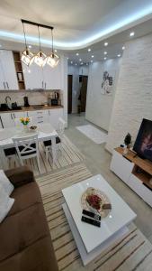 uma sala de estar com um sofá e uma mesa em Divcibarski Izvor Apartman 12 em Divčibare
