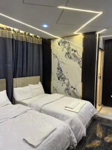 Una cama o camas en una habitación de Miracle Pyramids View Hotel