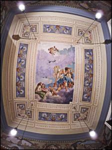 una pintura en el techo de un edificio en Art Fashion House Luxury Rooms en Catania