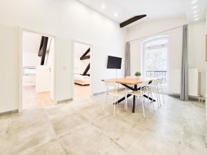 a dining room with a table and chairs at Tolstov Apartments - 3 , 4 and 5 Room Apartments - 20 Min zur Messe DUS in Willich