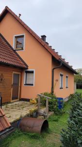 una casa con un barile davanti di Ferienwohnung Gerda Riederer a Neualbenreuth
