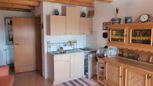 una cucina con mobili bianchi e un lavandino di Ferienwohnung Gerda Riederer a Neualbenreuth