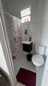 a white bathroom with a toilet and a sink at Casa com 2 quartos no Alto do Moura in Caruaru +7 photos