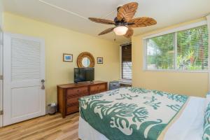 a bedroom with a bed and a ceiling fan at Kuilima Golf Retreat in Kahuku +28 photos