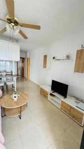TV a/nebo společenská místnost v ubytování Cosy apartment with sea view en el centro Los Cristianos