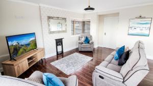 Телевизор и/или развлекательный центр в Cresent Townhouse