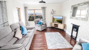 Cresent Townhouse في غالواي: غرفة معيشة مع أريكة وتلفزيون