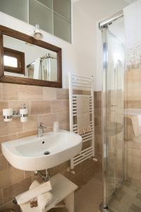 A bathroom at Antica Via Roma B&B E RELAX