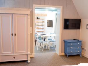 a room with a room with a table and a room with a room at Slapen bij Scherp in Middelburg