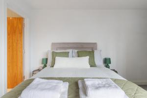 Ένα ή περισσότερα κρεβάτια σε δωμάτιο στο Wycliffe Chapel - Unique Church Penthouse +23 φωτογραφίες