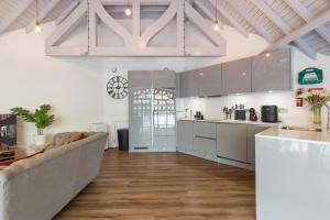 Η κουζίνα ή μικρή κουζίνα στο Wycliffe Chapel - Unique Church Penthouse