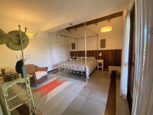 a room with a swinging bed and a couch at Casa Conforto Barra do Una in São Sebastião