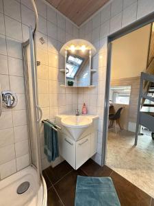 Koupelna v ubytování Ferienhaus-Helly-Natur-pur-mit-Seeblick