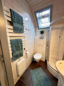 Koupelna v ubytování Ferienhaus-Helly-Natur-pur-mit-Seeblick