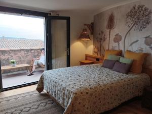 ein Schlafzimmer mit einem Bett und eine Frau auf einem Balkon in der Unterkunft Chambre d'hôte Les Oulies Bédoin in Bédoin + 121 Fotos