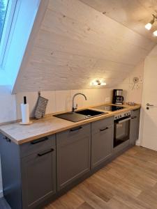 een keuken met een spoelbak en een aanrechtblad bij Ferienwohnung Krähling in Schmallenberg +29 foto's