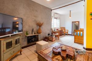 TV a/nebo společenská místnost v ubytování Casa Top Bem Decorada a 5min da praia