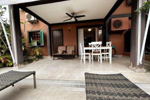 a screened in porch with a table and chairs at Praia da Baleia | Frente ao Mar c/ Quiosque in São Sebastião