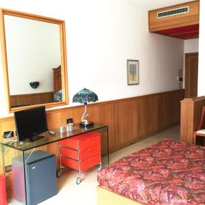 A television and/or entertainment centre at Villaggio Hotel Ripa