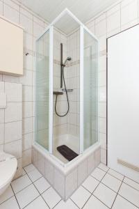 a bathroom with a shower with a glass enclosure at Bensersiel Ferienwohnung Kapitän mit Terrasse und Garten in Bensersiel