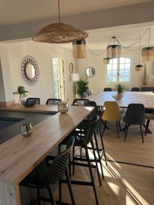 Fotografie z fotogalerie ubytování Maison de caractère rénové pour 15 personnes v destinaci Ussel