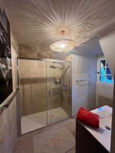 Koupelna v ubytování Maison de caractère rénové pour 15 personnes