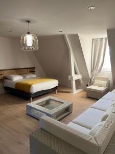 Postel nebo postele na pokoji v ubytování Maison de caractère rénové pour 15 personnes