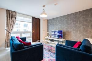 TV a/nebo společenská místnost v ubytování Luxury Apt with Parking