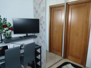 A television and/or entertainment centre at Mini Deluxe Room - Close to Metro C