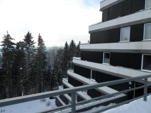 ヴィンターベルクにあるTerrassenhaus Winterbergの雪の中の建物のバルコニーからの眺め