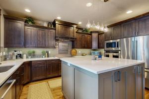 een keuken met houten kasten en een wit aanrecht bij Peaceful Peaks Hideout in McCall