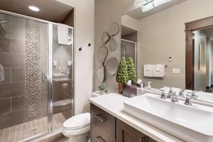 een badkamer met een wastafel, een toilet en een douche bij Peaceful Peaks Hideout in McCall +17 foto's