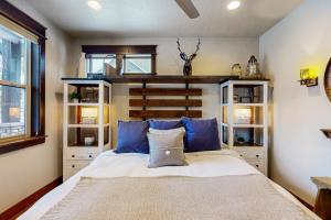 een slaapkamer met een groot bed met blauwe kussens bij Peaceful Peaks Hideout in McCall