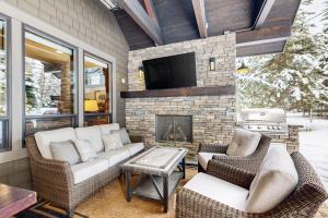 een woonkamer met een bank en stoelen en een open haard bij Peaceful Peaks Hideout in McCall