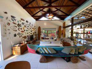 ein Wohnzimmer mit einem Boot an der Wand in der Unterkunft Casa Paraiso Praiano 2 minutos da praia · Barra do Una | Paraíso praiano a 120m da praia in São Sebastião