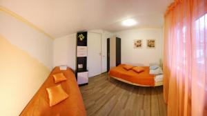 ヴィボルグにあるКоттедж Scandi Spa с сауной и мангалом на природе Выборгのベッドルーム(ベッド1台、ソファ付)