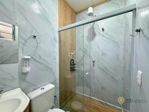 Un baño con ducha, inodoro y lavabo. en Chateau Gil em Juquehy, en São Sebastião