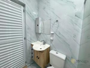 Un baño blanco con lavabo e inodoro. en Chateau Gil em Juquehy, en São Sebastião 18 fotos más