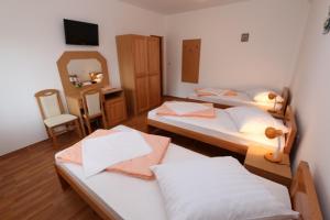 Postel nebo postele na pokoji v ubytování Pansion Comfort Sidro + 37 fotografií