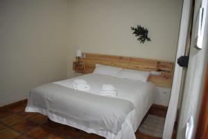 Giường trong phòng chung tại HostalRural Elbosque deLola +23 ảnh