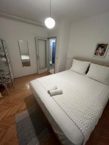 ein großes weißes Bett in einem hellen Schlafzimmer in der Unterkunft Villa Pantana Beach in Trogir