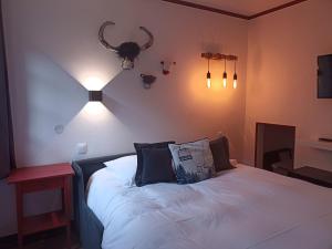 Chalet Appart'Hôtel l'Eau Vive客房内的一张或多张床位