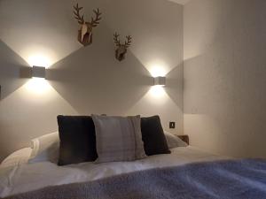 Chalet Appart'Hôtel l'Eau Vive客房内的一张或多张床位