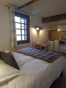 Chalet Appart'Hôtel l'Eau Vive客房内的一张或多张床位